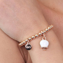 Carica l'immagine nel visualizzatore di Gallery, BYSIMON - Bracciale in Metallo maglia a sfere, con campanella portafortuna pendente, impreziosita da smalto bianco e cristalli