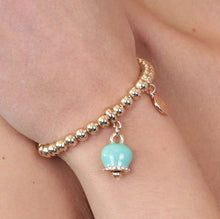 Carica l'immagine nel visualizzatore di Gallery, Bracciale in Metallo maglia a sfere con campanella portafortuna pendente, impreziosita da smalto verde e cristalli