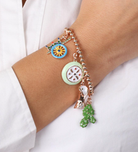 Carica l'immagine nel visualizzatore di Gallery, BYSIMON - Bracciale in Metallo maglia a sfere, multiciondolo, con charms pendenti ispirati all'isola di Sicilia. Carretto, fico d'india, cassata e cannolo, impreziositi da smalti colorati