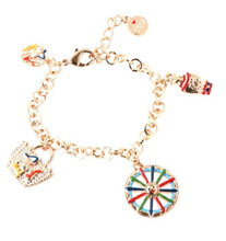 Carica l'immagine nel visualizzatore di Gallery, BYSIMON - Bracciale in Metallo maglia rolò, multiciondolo, con charms pendenti ispirati all'isola di Sicilia. Coffa, anfora e ruota carretto, impreziositi da smalti colorati