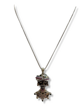 Carica l'immagine nel visualizzatore di Gallery, Collana con pendente a forma di Testa di Moro donna - Necklace with pendant typical representation of the Sicilian tradition.