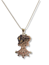 Carica l'immagine nel visualizzatore di Gallery, Collana con pendente a forma di Testa di Moro donna - Necklace with pendant typical representation of the Sicilian tradition.