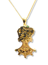 Carica l'immagine nel visualizzatore di Gallery, Collana con pendente a forma di Testa di Moro donna - Necklace with pendant typical representation of the Sicilian tradition.