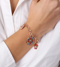 Carica l'immagine nel visualizzatore di Gallery, BYSIMON - Bracciale in Metallo maglia rolò, multiciondolo, con charms pendenti ispirati all'isola di Sicilia. Coffa, anfora e ruota carretto, impreziositi da smalti colorati