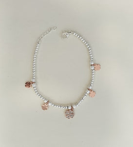 TESSIA gioielli - Bracciale acciaio inox con perline tonde e lavorate con quadrifogli, colore rosè