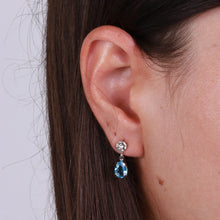 Carica l&#39;immagine nel visualizzatore di Gallery, BYSIMON - Orecchini in Argento 925 con due cristalli azzurro e cristallo
