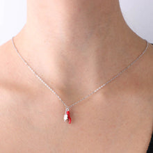 Carica l&#39;immagine nel visualizzatore di Gallery, BYSIMON - Collana in Argento 925 con corno impreziosito da smalto rosso e quadrifoglio portafortuna
