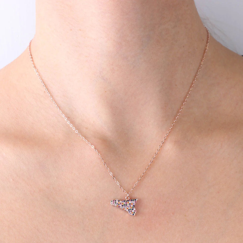 BYSIMON - Collana in Argento 925 con ciondolo isola di Sicilia impreziosita da pavè di zirconi multicolore