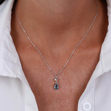 Carica l&#39;immagine nel visualizzatore di Gallery, BYSIMON - Collana in Argento 925 con due cristalli azzurro e cristallo
