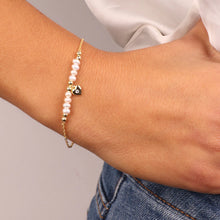 Carica l&#39;immagine nel visualizzatore di Gallery, BYSIMON - Bracciale in Argento 925 con perle e cuore pendente con dettaglio centrale in zircone bianco
