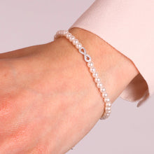 Carica l&#39;immagine nel visualizzatore di Gallery, BYSIMON - Bracciale in Argento 925 con perle di acqua dolce e simbolo dell&#39;infinito
