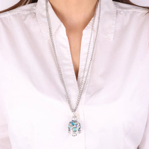 BY SIMON - Collana LUNGA catena multifilo, con grande campana pendente impreziosita da cristalli nelle tonalità dell'azzurro e punti luce bianchi