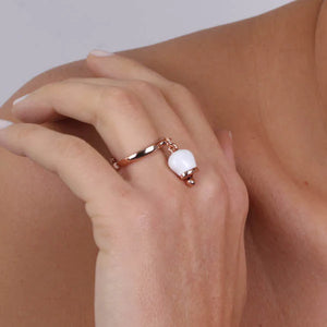 BYSIMON - Anello in Metallo con campanella portafortuna pendente, impreziosita da smalto bianco e punto luce
