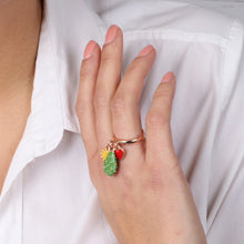 Carica l&#39;immagine nel visualizzatore di Gallery, BYSIMON - Anello in Metallo con charms fico d&#39;india, sole e cuore, impreziositi da smalti colorati
