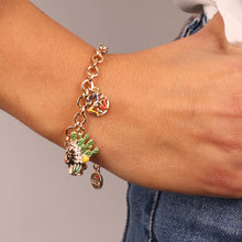 Carica l&#39;immagine nel visualizzatore di Gallery, BYSIMON - Bracciale in Metallo con testa di moro donna e simbolo di Trinacria impreziositi da smalti colorati

