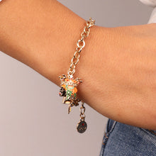Carica l&#39;immagine nel visualizzatore di Gallery, BYSIMON - Bracciale in Metallo con testa di moro donna e simbolo di Trinacria impreziositi da smalti colorati
