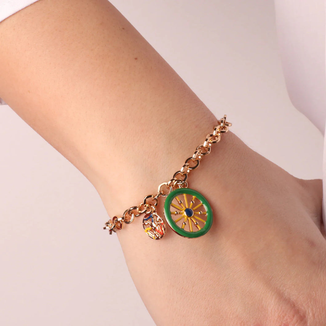 BYSIMON - Bracciale in Metallo maglia a rolò con charm ruota carretto e trinacria con smalti colorati