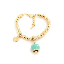 Carica l&#39;immagine nel visualizzatore di Gallery, Bracciale in Metallo maglia a sfere con campanella portafortuna pendente, impreziosita da smalto verde e cristalli
