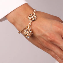 Carica l&#39;immagine nel visualizzatore di Gallery, BYSIMON - Bracciale in Metallo con campanella portafortuna impreziosita da maioliche colorate
