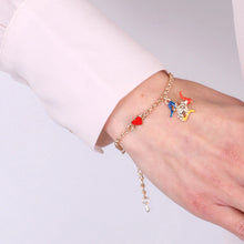 Carica l&#39;immagine nel visualizzatore di Gallery, BYSIMON - Bracciale in Metallo con cuoricino e trinacria pendente
