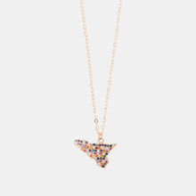 Carica l&#39;immagine nel visualizzatore di Gallery, BYSIMON - Collana in Argento 925 con ciondolo isola di Sicilia impreziosita da pavè di zirconi multicolore
