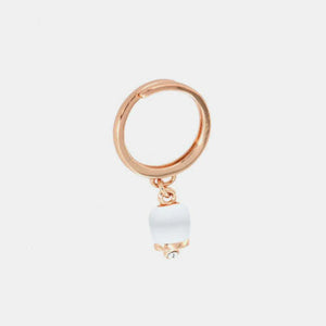 BYSIMON - Anello in Metallo con campanella portafortuna pendente, impreziosita da smalto bianco e punto luce