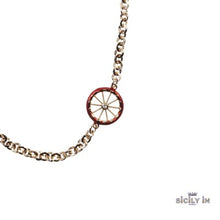 Carica l'immagine nel visualizzatore di Gallery, SICILY IN - COLLANA LUNGA IN METALLO ANALLERGICO CON 6 RUOTE CARRETTO CHARMS
