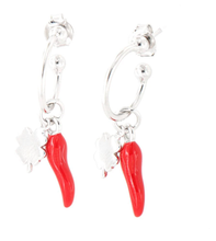 Carica l&#39;immagine nel visualizzatore di Gallery, BYSIMON - Orecchini in Argento 925 cerchietto con cornetto in smalto rosso pendente e piccolo quadrifoglio liscio
