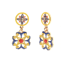 Carica l&#39;immagine nel visualizzatore di Gallery, BYSIMON - Orecchini in Metallo con maiolica a fiore smaltata blu giallo e rosso
