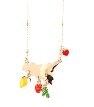 Carica l&#39;immagine nel visualizzatore di Gallery, BYSIMON - Collana in Metallo con ciondolo Sicilia, e charms pendenti, limone di Sicilia, fico d&#39;india e cuore impreziositi da smalti colorati
