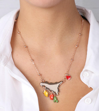 Carica l&#39;immagine nel visualizzatore di Gallery, BYSIMON - Collana in Metallo con ciondolo Sicilia, e charms pendenti, limone di Sicilia, fico d&#39;india e cuore impreziositi da smalti colorati
