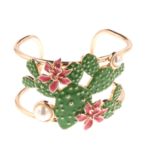 Carica l&#39;immagine nel visualizzatore di Gallery, BYSIMON - Bracciale in metallo con intrecci di fiori di cactus e dettaglio in perla sintetica bianca

