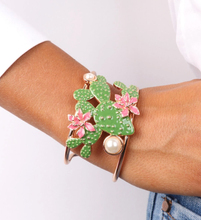 Carica l&#39;immagine nel visualizzatore di Gallery, BYSIMON - Bracciale in metallo con intrecci di fiori di cactus e dettaglio in perla sintetica bianca
