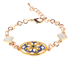Carica l&#39;immagine nel visualizzatore di Gallery, BYSIMON - Bracciale in Metallo cristalli bianchi con dettaglio centrale in maiolica a fiore smaltata blu e giallo
