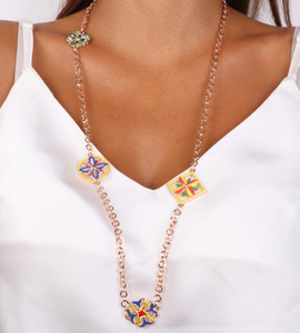 BYSIMON - Collana in Metallo con dettagli in maiolica a fiore con smalti colorati