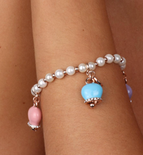 Carica l&#39;immagine nel visualizzatore di Gallery, BYSIMON - Bracciale in metallo elastico con perle, ciondoli campanelle portafortuna impreziosite da smalti multicolore e cristalli
