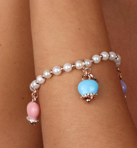 BYSIMON - Bracciale in metallo elastico con perle, ciondoli campanelle portafortuna impreziosite da smalti multicolore e cristalli