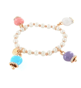 BYSIMON - Bracciale in metallo elastico con perle, ciondoli campanelle portafortuna impreziosite da smalti multicolore e cristalli