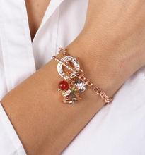 Carica l&#39;immagine nel visualizzatore di Gallery, BYSIMON - Bracciale in Metallo catena rolò, con campanella pendente impreziosita da cristalli multicolore, perlina corallo rosso e chiusura t-bar.
