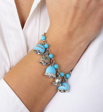 Carica l&#39;immagine nel visualizzatore di Gallery, BYSIMON - Bracciale in Metallo maglia rolò con turchesini, charms campanelle pendenti impreziosite da smalto turchese e cristalli bianchi
