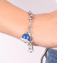 Carica l&#39;immagine nel visualizzatore di Gallery, BYSIMON - Bracciale in Metallo con campanella portafortuna smaltata blu impreziosita da cristalli bianchi
