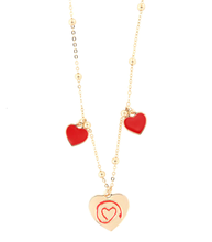 Carica l&#39;immagine nel visualizzatore di Gallery, BYSIMON - Collana con cuori pendenti impreziositi da filo rosso forma cuore in smalto rosso e due cuori laterali pendenti
