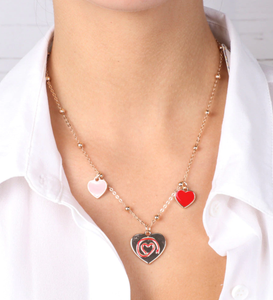 BYSIMON - Collana con cuori pendenti impreziositi da filo rosso forma cuore in smalto rosso e due cuori laterali pendenti