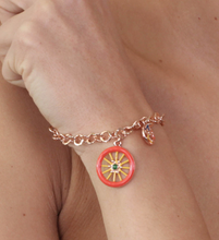 Carica l&#39;immagine nel visualizzatore di Gallery, BYSIMON - Bracciale maglia rolò, con ruota carretto siciliano pendente impreziosita da smalti colorati
