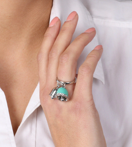 BYSIMON - Anello con charms doppia campana, impreziosita da smalto verde e cristalli, e campana liscia