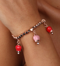 Carica l&#39;immagine nel visualizzatore di Gallery, BYSIMON - Bracciale maglia dadini, con tris di campanelle pendenti impreziosite da smalti nelle sfumature del rosso e cristalli bianchi
