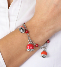 Carica l&#39;immagine nel visualizzatore di Gallery, BYSIMON - Bracciale in maglia rolò, con corallini rossi e trio di campane pendenti impreziosite da smalti nelle gradazioni del rosso
