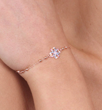 Carica l&#39;immagine nel visualizzatore di Gallery, BYSIMON - Bracciale in Argento 925 con quadrifoglio di zirconi multicolore e sferette lisce ai lati
