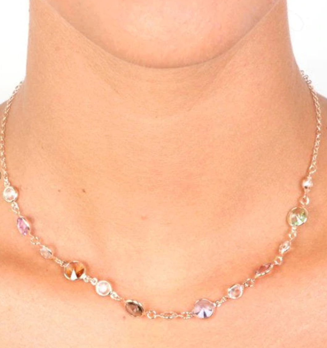 BYSIMON - Collana in Argento 925 impreziosita da giro di cristalli multicolore e cristalli bianchi