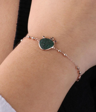 Carica l&#39;immagine nel visualizzatore di Gallery, BYSIMON - Bracciale  in Argento 925 con ciondolo fico d&#39;india, impreziosito da pavè di zirconi smeraldo, su base brunita
